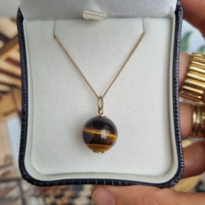 Jungle - 14 karaat gouden bedel met tijgeroog